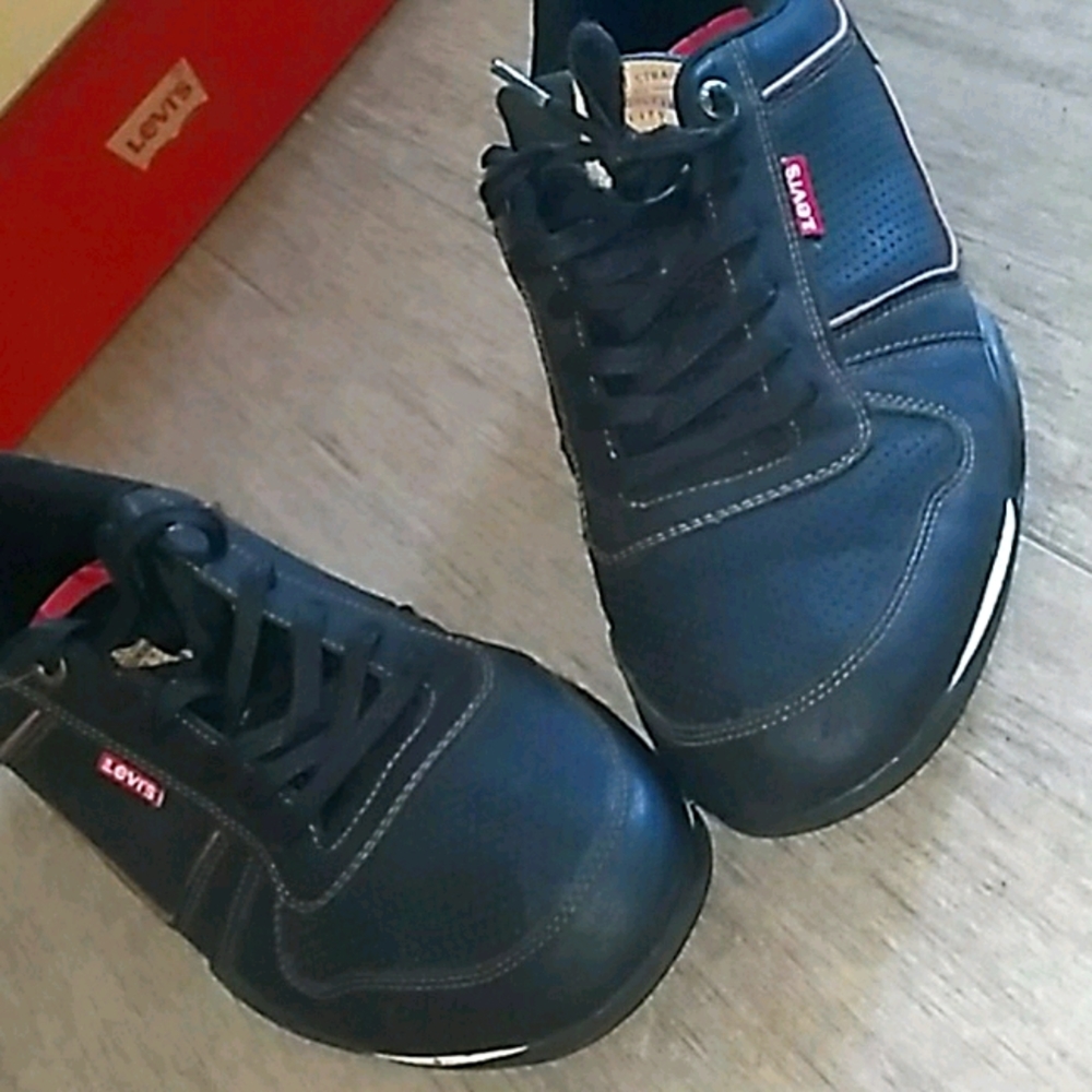Men Levi's, size 12, black with brown trim